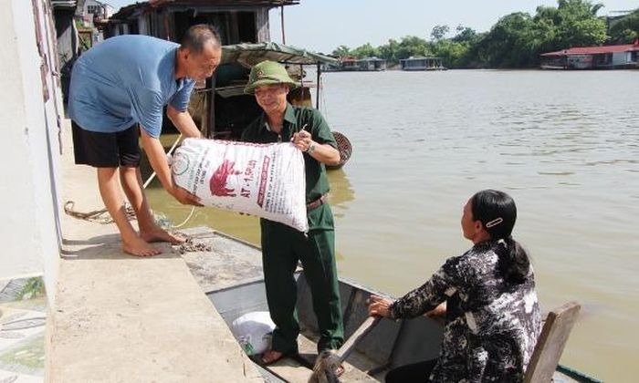  Cán bộ Hội Cựu chiến binh phường giao hàng tận nhà để người dân gia công, có thu nhập. 