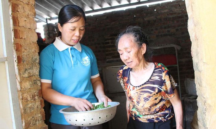  Hội viên Hội Liên hiệp Phụ nữ phường hỗ trợ, động viên người nghèo. 