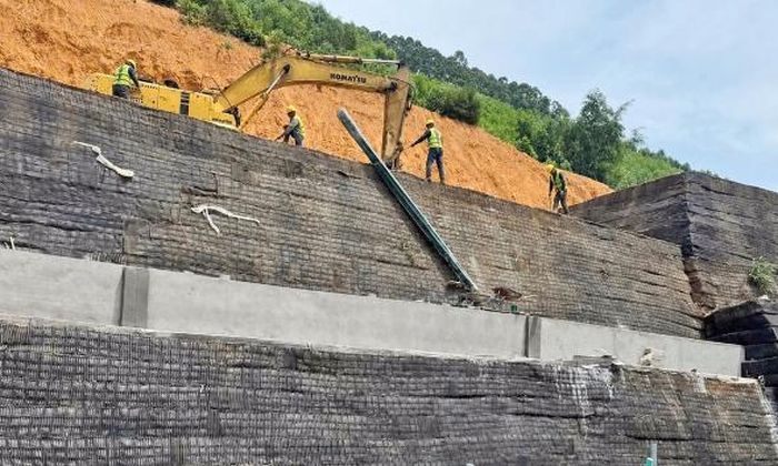 Thi công dự án khắc phục sự cố sạt lở tại khu Dốc Chợ, xã Trường Sơn.