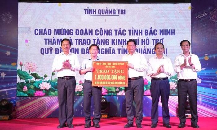  Các đồng chí (từ trái sang phải): Hoàng Nam, Phó Chủ tịch UBND tỉnh Quảng Trị; Nguyễn Văn Phương, Bí thư Tỉnh ủy Quảng Trị tiếp nhận kinh phí ủng hộ Quỹ Đền ơn đáp nghĩa tỉnh Quảng Trị do đồng chí Nguyễn Hồng Thái, Bí thư Tỉnh ủy Bắc Ninh trao tặng. Cùng chứng kiến có các đồng chí: Phạm Hoàng Sơn, Chủ tịch UBND tỉnh; Lê Xuân Lợi, Phó Chủ tịch UBND tỉnh Bắc Ninh. 