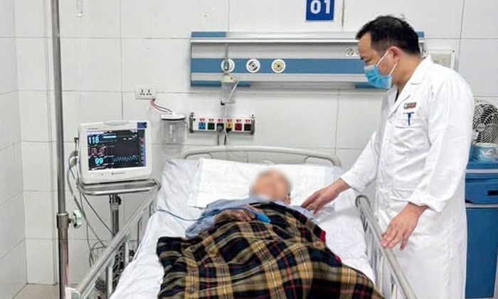 Bác sĩ Trung tâm Bệnh nhiệt đới (Bệnh viện Đa khoa Bắc Ninh số 1) theo dõi quá trình phục hồi của bệnh nhân S.