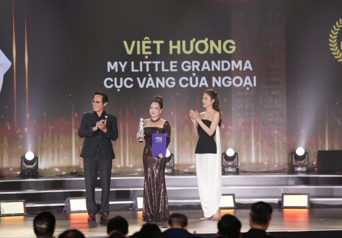 Trao giải Nữ diễn viên chính xuất sắc ở hạng mục Phim Việt Nam dự thi. Ảnh: NGỌC HÀ