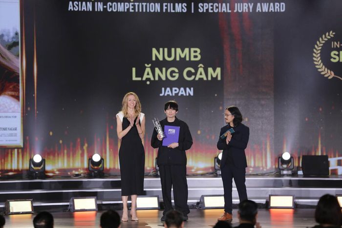 Giải Đặc biệt của Ban Giám khảo phim châu Á dự thi được trao cho bộ phim Lặng câm (Numb) của Nhật Bản. Ảnh: NGỌC HÀ