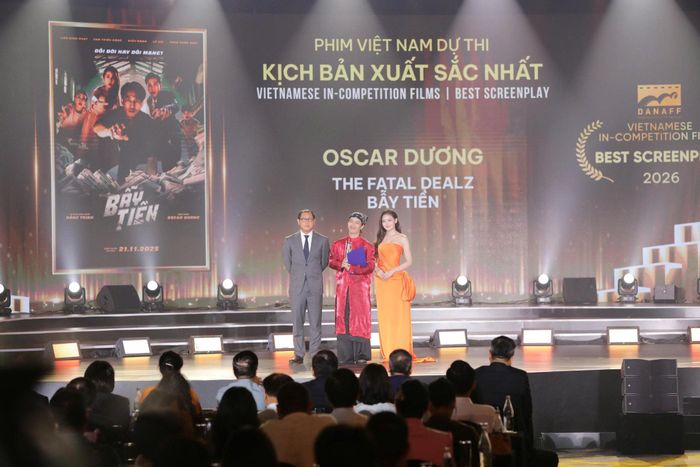 Trao giải Kịch bản xuất sắc nhất ở hạng mục Phim Việt Nam dự thi. Ảnh: NGỌC HÀ