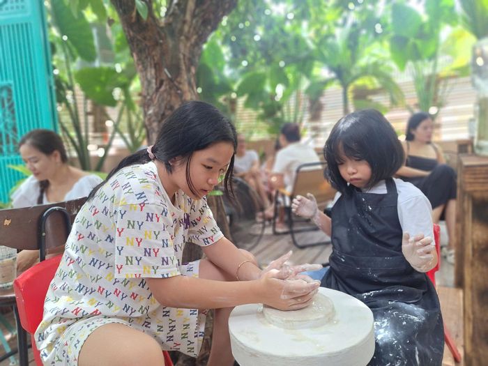 Hãy để trẻ được lớn lên trong sự tương tác, khám phá cuộc sống thông qua các hoạt động trải nghiệm. Ảnh: THU HÀ