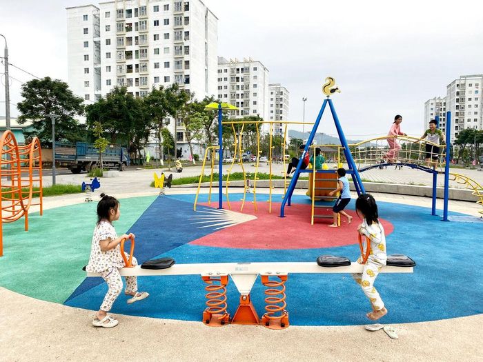 Trẻ em vui chơi tại một công viên trên địa bàn thành phố. Ảnh: XUÂN SƠN
