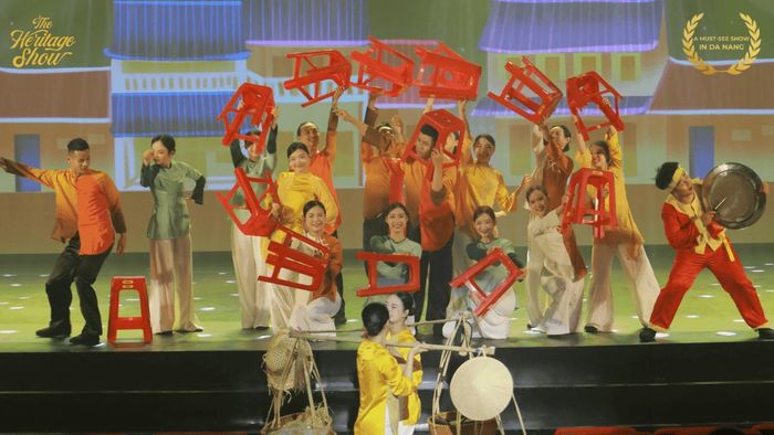Những chiếc ghế nhựa thân thuộc trở thành đạo cụ tạo thanh âm trong chương trình The Heritage Show. Ảnh: BTC