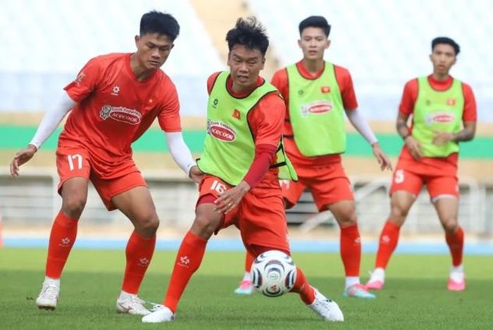 HLV Kim sẽ đánh giá màn trình diễn của các cầu thủ thông qua buổi tập. Ảnh: VFF.