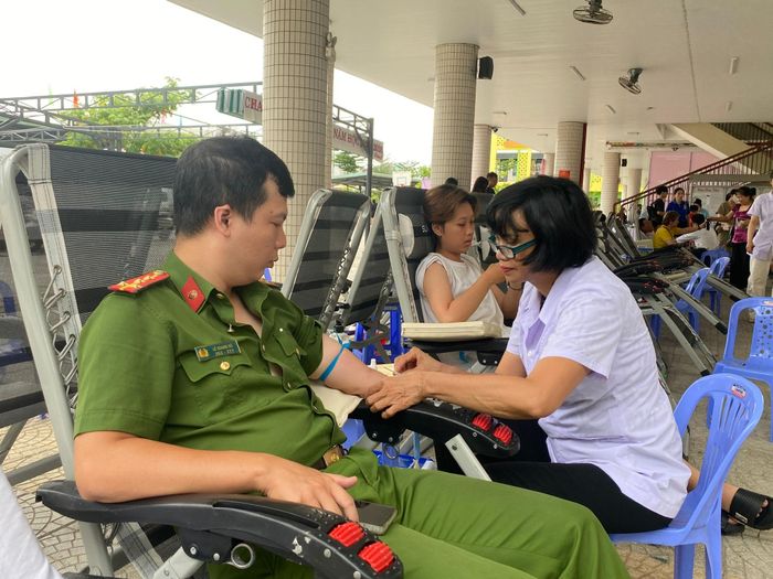 Đông đảo cán bộ và người dân phường Thanh Khê tham gia hiến máu tình nguyện sáng 5/7. Ảnh: KHÁNH LINH