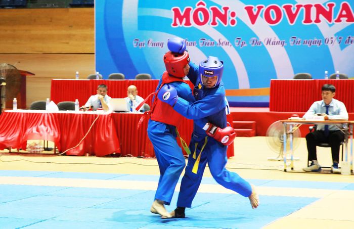 Trận đấu khai mạc giải ở nội dung đối kháng nam, hạng cân trên 60kg. Ảnh: ĐẮC MẠNH