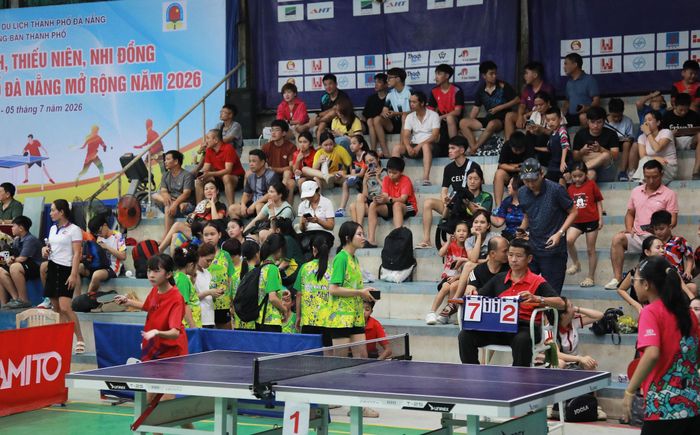 Một trận thi đấu ở nội dung đơn nữ diễn ra hấp dẫn. Ảnh: ĐẮC MẠNH
