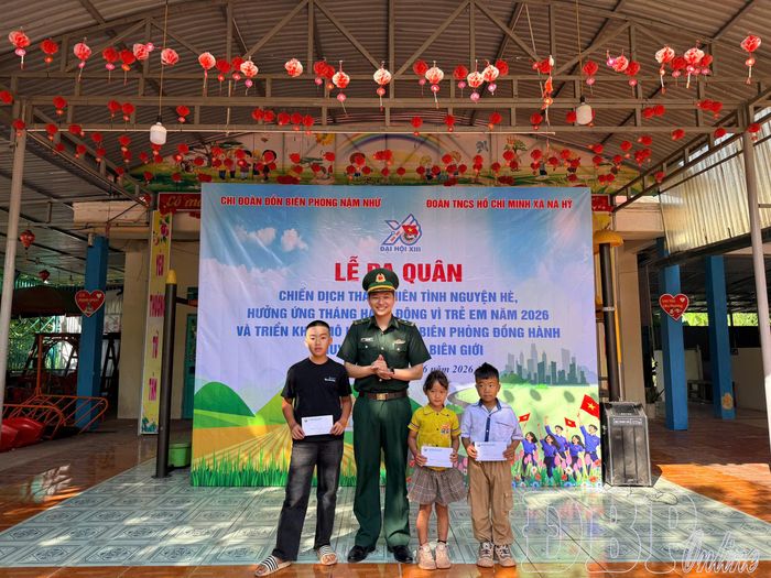 Tặng quà cho con quân nhân nhân ngày Quốc tế thiếu nhi 1/6 là hoạt động luôn được Đồn Biên phòng Nậm Nhừ quan tâm.
