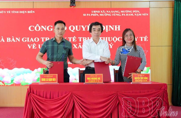 Đại diện lãnh đạo Sở Y tế, Trung tâm Y tế Na Sang và lãnh đạo UBND xã Nậm Nèn trao biên bản bàn giao.