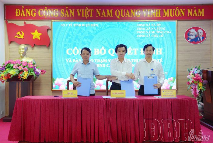 Đại diện lãnh đạo Sở Y tế, Trung tâm Y tế Nậm Pồ và lãnh đạo UBND xã Chà Tở trao biên bản bàn giao.