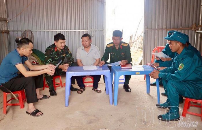 Thượng úy Tòng Văn Thính, Phó Chỉ huy trưởng Ban CHQS xã Na Son (thứ tư từ trái sang) thường xuyên tuyên truyền, phổ biến pháp luật cho người dân tại cơ sở.