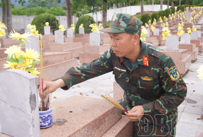 Trung tá Đào Xuân Trường thắp hương trên những mộ liệt sĩ vô danh chưa được lấy mẫu.