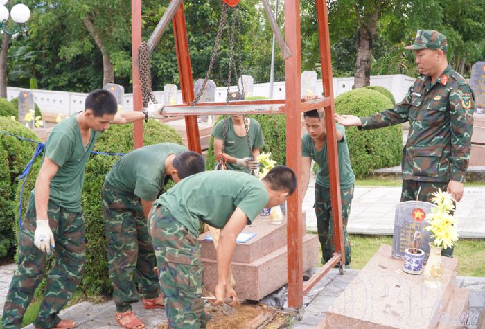 Trung tá Đào Xuân Trường (ngoài cùng bên phải) theo sát từng phần việc của cán bộ chiến sĩ.