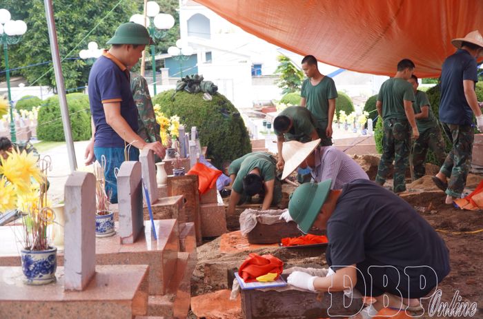Mỗi người một phần việc trên hành trình lấy mẫu xác định danh tính.