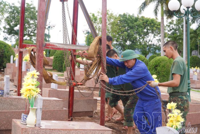 Dù thời tiết mưa, nắng thất thường song không ảnh hưởng đến công tác lấy mẫu xác định danh tính.