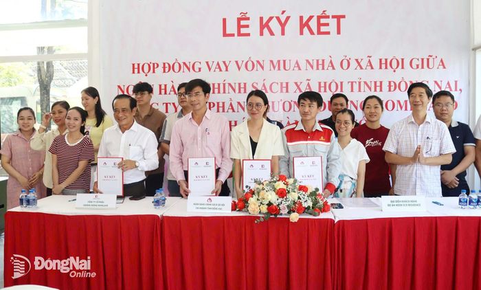 Chi nhánh Ngân hàng Chính sách xã hội thành phố Đồng Nai và doanh nghiệp đầu tư nhà ở xã hội, người mua nhà ký hợp đồng vay vốn chính sách. Ảnh: Hoàng Lộc