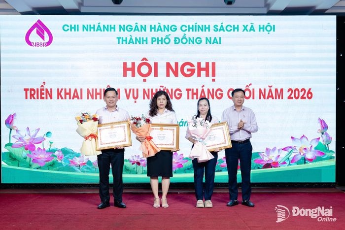 Các cá nhân có thành tích đóng góp vào sự phát triển kinh tế - xã hội và quốc phòng - an ninh nhận bằng khen của UBND thành phố. Ảnh: Hoàng Nhân
