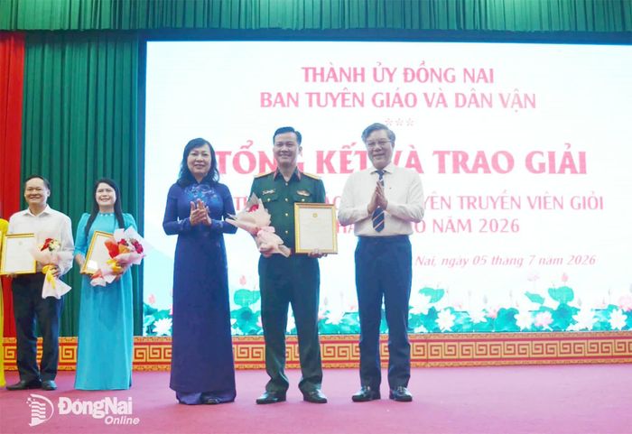 Phó Bí thư Thành ủy, Chủ tịch Ủy ban MTTQ Việt Nam thành phố Đồng Nai Huỳnh Thị Hằng và Ủy viên Ban Thường vụ Thành ủy, Trưởng ban Tuyên giáo và Dân vận Thành ủy Đồng Nai Dương Minh Dũng trao giải nhất cho Thượng tá Trần Thanh Lâm. Ảnh: Phương Hằng