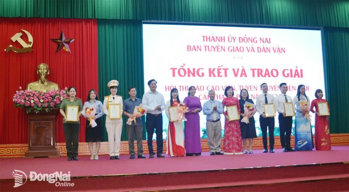 Các đồng chí lãnh đạo trao giải ba cho các thí sinh. Ảnh: Phương Hằng