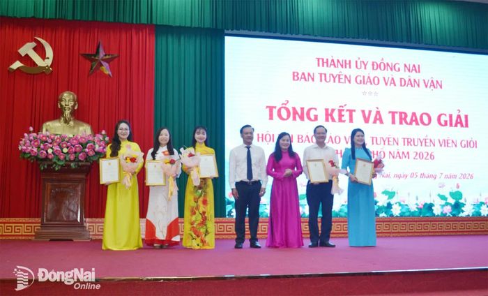 Các đồng chí lãnh đạo trao giải nhì cho các thí sinh. Ảnh: Phương Hằng