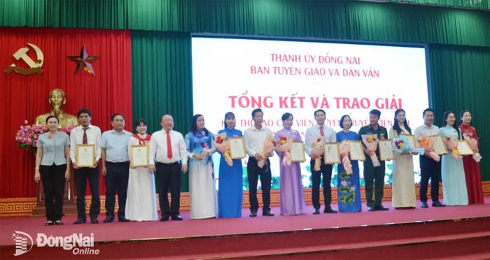Các đồng chí lãnh đạo trao giải khuyến khích cho các thí sinh. Ảnh: Phương Hằng