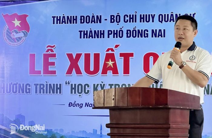 Phó Ban Tổ chức chương trình Bùi Xuân Dũng, Phó Giám đốc Nhà Văn hóa Thanh thiếu nhi thành phố Đồng Nai (phụ trách cơ sở 2) phát biểu tại lễ xuất quân. Ảnh: Hồng Phương