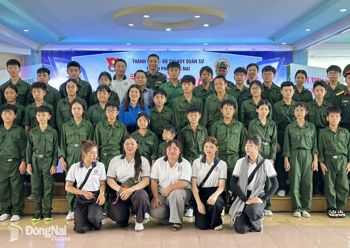 Các chiến sĩ “nhí” chụp ảnh lưu niệm cùng đại biểu và Ban tổ chức. Ảnh: Hồng Phương