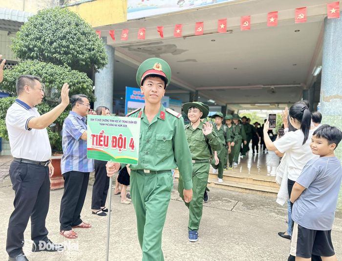 Ban tổ chức và phụ huynh tiễn các chiến sĩ “nhí” trước giờ lên đường đến Tiểu đoàn 208, Trung đoàn 736. Ảnh: Hồng Phương
