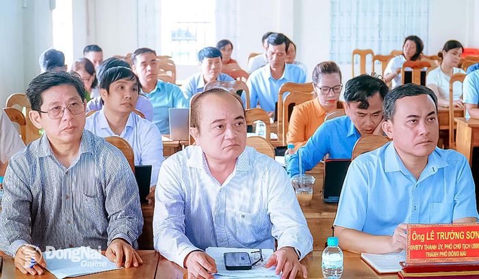 Ủy viên Ban Thường vụ Thành ủy, Phó Chủ tịch UBND thành phố Đồng Nai Lê Trường Sơn và các đại biểu tham dự buổi làm việc. Ảnh: Thổ Tín