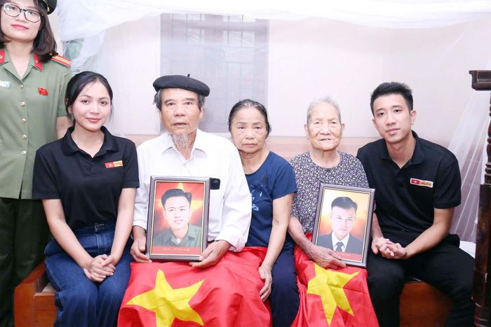 Anh Phùng Quang Trung (bìa phải) và đại diện các đơn vị trao tặng bức ảnh liệt sĩ được phục dựng tặng gia đình liệt sĩ tại tỉnh Hưng Yên. Ảnh: NVCC