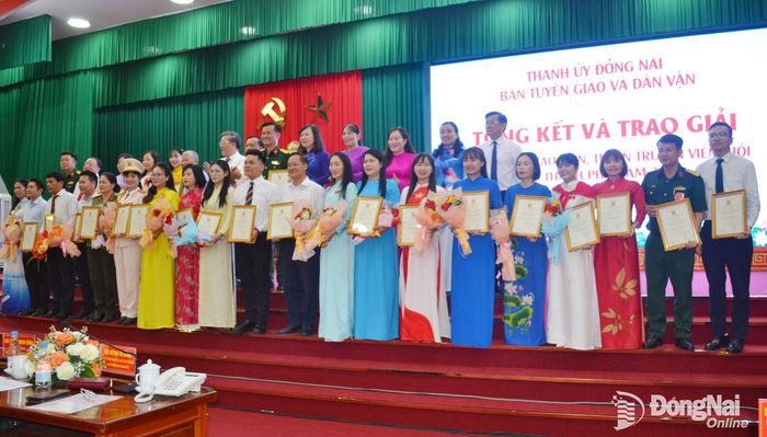 Các đại biểu và thí sinh chụp hình lưu niệm tại hội thi. Ảnh: Phương Hằng