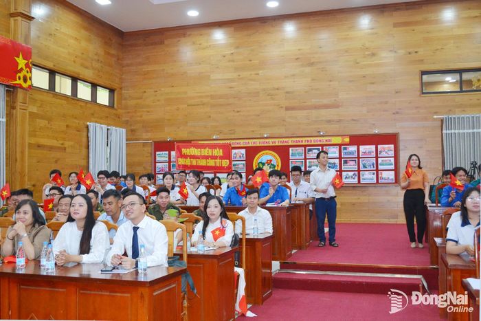 Cổ động viên cổ vũ nhiệt tình cho hội thi. Ảnh: Phương Hằng