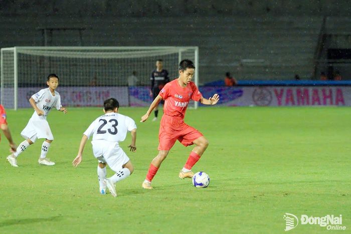 Cầu thủ U 13 Trường Tươi Đồng Nai trong 1 pha tranh cướp bóng. Ảnh: N.T-L.B