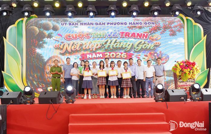 Các đồng chí lãnh đạo phường chụp ảnh cùng các em học sinh đạt giải Cuộc thi vẽ tranh. Ảnh: Lê Tiên