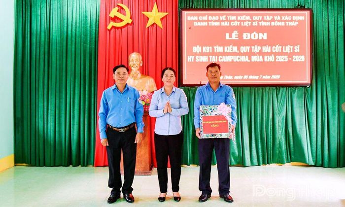 Đồng chí Nguyễn Thị Kiều Loan, Phó Giám đốc Sở Nội vụ, Phó Trưởng Ban Chỉ đạo 515 tỉnh trao quà Ban Chỉ đạo 515 tỉnh tặng cán bộ, chiến sĩ Đội K91.