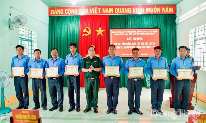 Đại tá Nguyễn Văn Hoa, Chính ủy Bộ CHQS tỉnh, Phó Trưởng ban Thường trực Ban Chỉ đạo 515 tỉnh trao Giấy khen cho các tập thể, cá nhân hoàn thành xuất sắc nhiệm vụ tìm kiếm, quy tập hài cốt liệt sĩ tại nước bạn Campuchia.