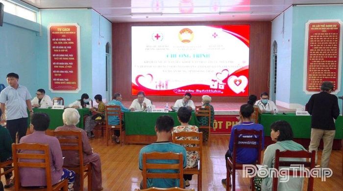 Đội ngũ y, bác sỹ khám và cấp thuốc miễn phí cho người nghèo, gia đình có hoàn cảnh khó khăn trên địa bàn xã Mỹ An Hưng.