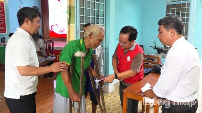 Tặng quà cho người nghèo, gia đình có hoàn cảnh khó khăn.