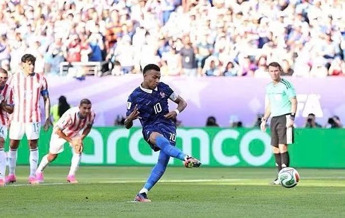 Mbappe ghi bàn trên chấm penalty đưa tuyển Pháp vào tứ kết . Ảnh: AP