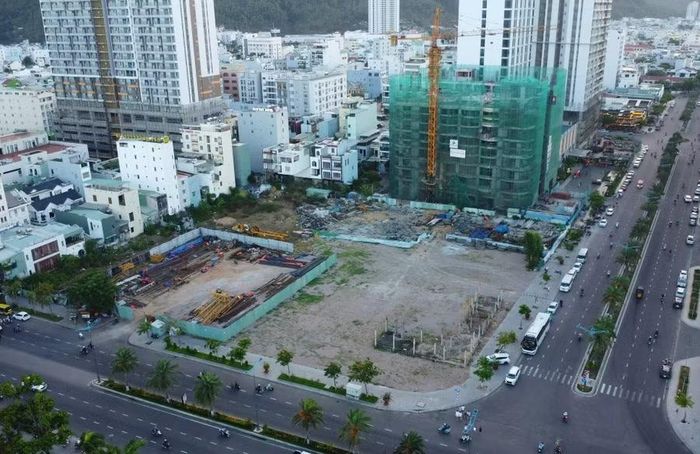 Khu đất K200 nằm trên trục đường An Dương Vương và Nguyễn Trung Tín (phường Quy Nhơn Nam) tiếp tục đưa ra đấu giá để tìm nhà đầu tư thực hiện dự án khách sạn 5 sao, văn phòng cho thuê và trung tâm thương mại, dịch vụ. Ảnh: T.S 