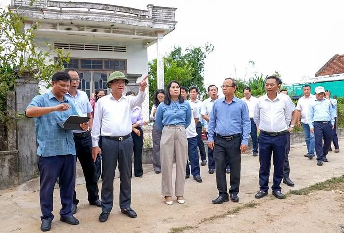  Chủ tịch UBND tỉnh Phạm Anh Tuấn (hàng đầu, thứ 4 từ phải sang) kiểm tra dự án nâng cấp, mở rộng Di tích Chùa Bà - Nước Mặn tại xã Tuy Phước Bắc. Ảnh: Dũng Nhân 