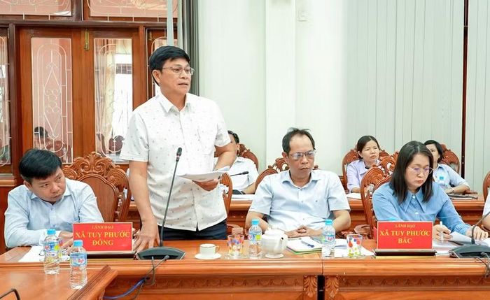  Lãnh đạo xã Tuy Phước Đông nêu kiến nghị tại buổi làm việc. Ảnh: Dũng Nhân 