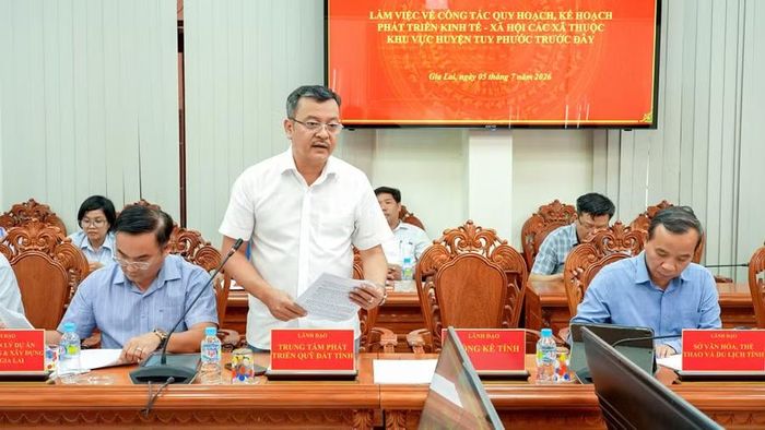  Lãnh đạo Trung tâm Phát triển Quỹ đất tỉnh báo cáo tại buổi làm việc. Ảnh: Dũng Nhân 