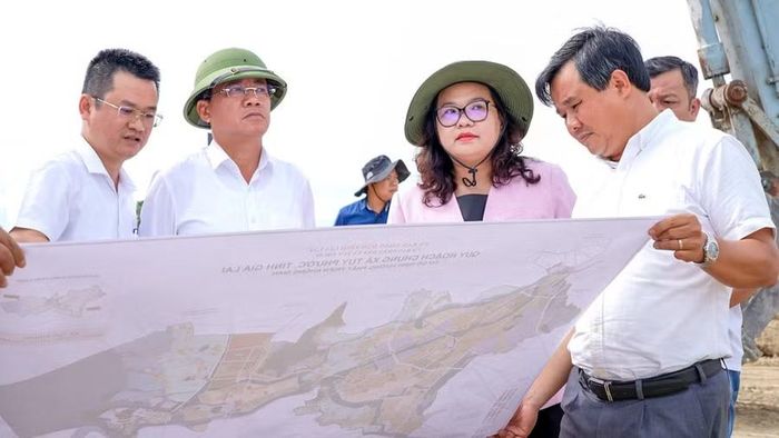  Chủ tịch UBND tỉnh Phạm Anh Tuấn (thứ 2 từ trái sang) kiểm tra dự án Đập dâng Cây Dừa tại xã Tuy Phước. Ảnh: Dũng Nhân 