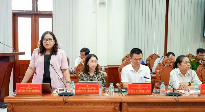  Bà Lê Thị Vinh Hương - Bí thư Đảng ủy xã Tuy Phước báo cáo tình hình phát triển kinh tế - xã hội 6 tháng đầu năm và nhiệm vụ trọng tâm 6 tháng cuối năm của địa phương. Ảnh: Dũng Nhân 