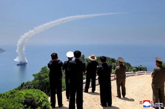  Ông Kim Jong-un thị sát cuộc thử nghiệm vũ khí trên tàu khu trục Kang Kon ngày 3-7. Ảnh: KCNA 